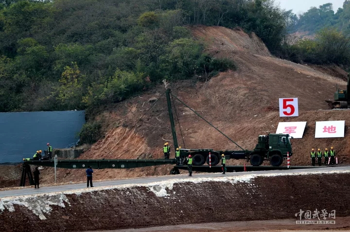自行舟桥_空地联动救援演练_全国公路交通军地联合应急演练