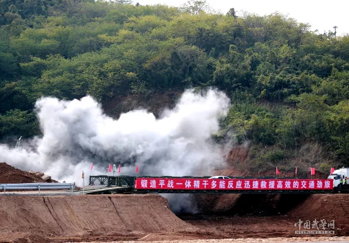 全国公路交通军地联合应急演练_空地联动救援演练_自行舟桥