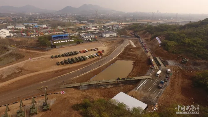 自行舟桥_全国公路交通军地联合应急演练_空地联动救援演练